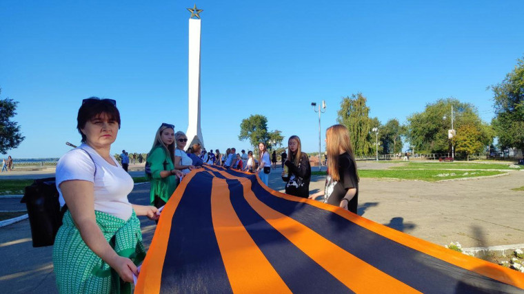 Рекордная Георгиевская лента была развёрнута в городском парке Энгельса.