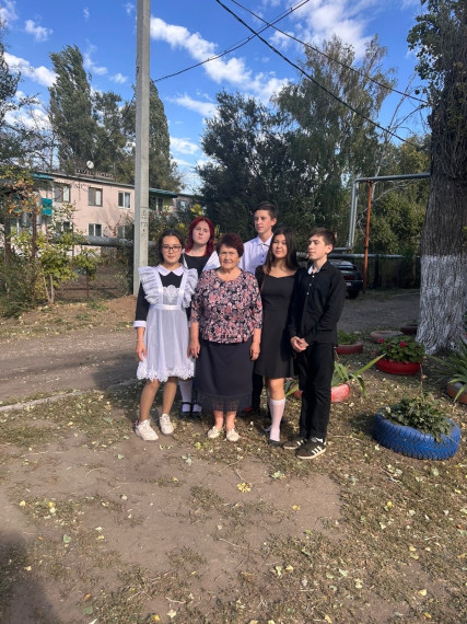 Поздравление учителей-ветеранов.